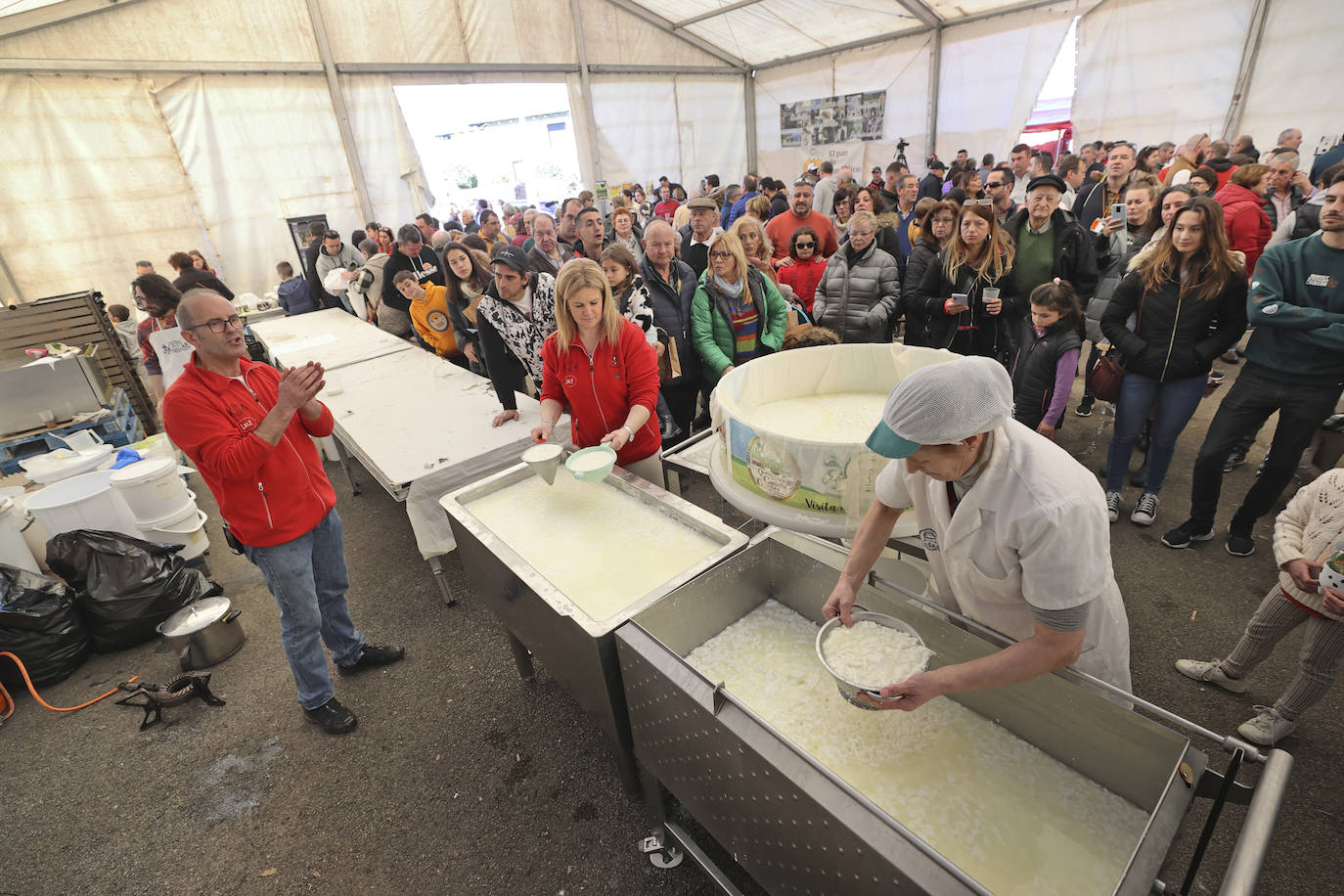 Numeroso público siguió la charla sobre cómo elaborar queso